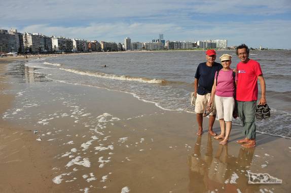 Com os pais, na praia de Pocitos, em Montevideo, no Uruguai
